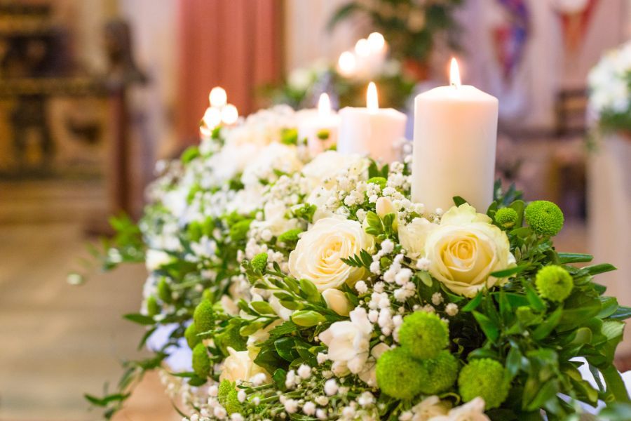 Fiori bianchi con candele