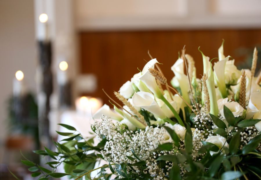 Fiori bianchi all'interno di una camera ardente
