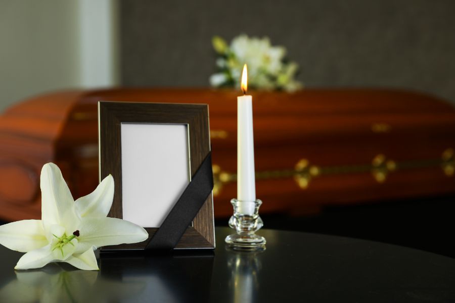 Porta foto e candela sopra una lapide