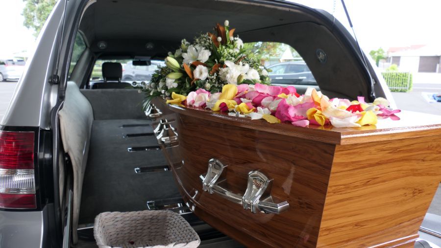 Lapide su un carro funebre