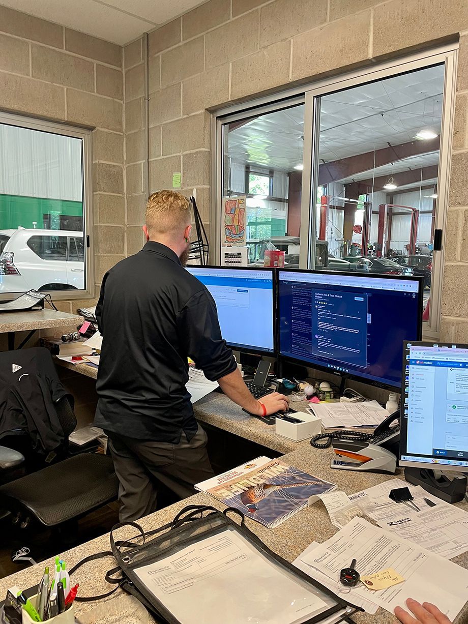 seeing data in computer | Grahams Auto & Truck Clinic