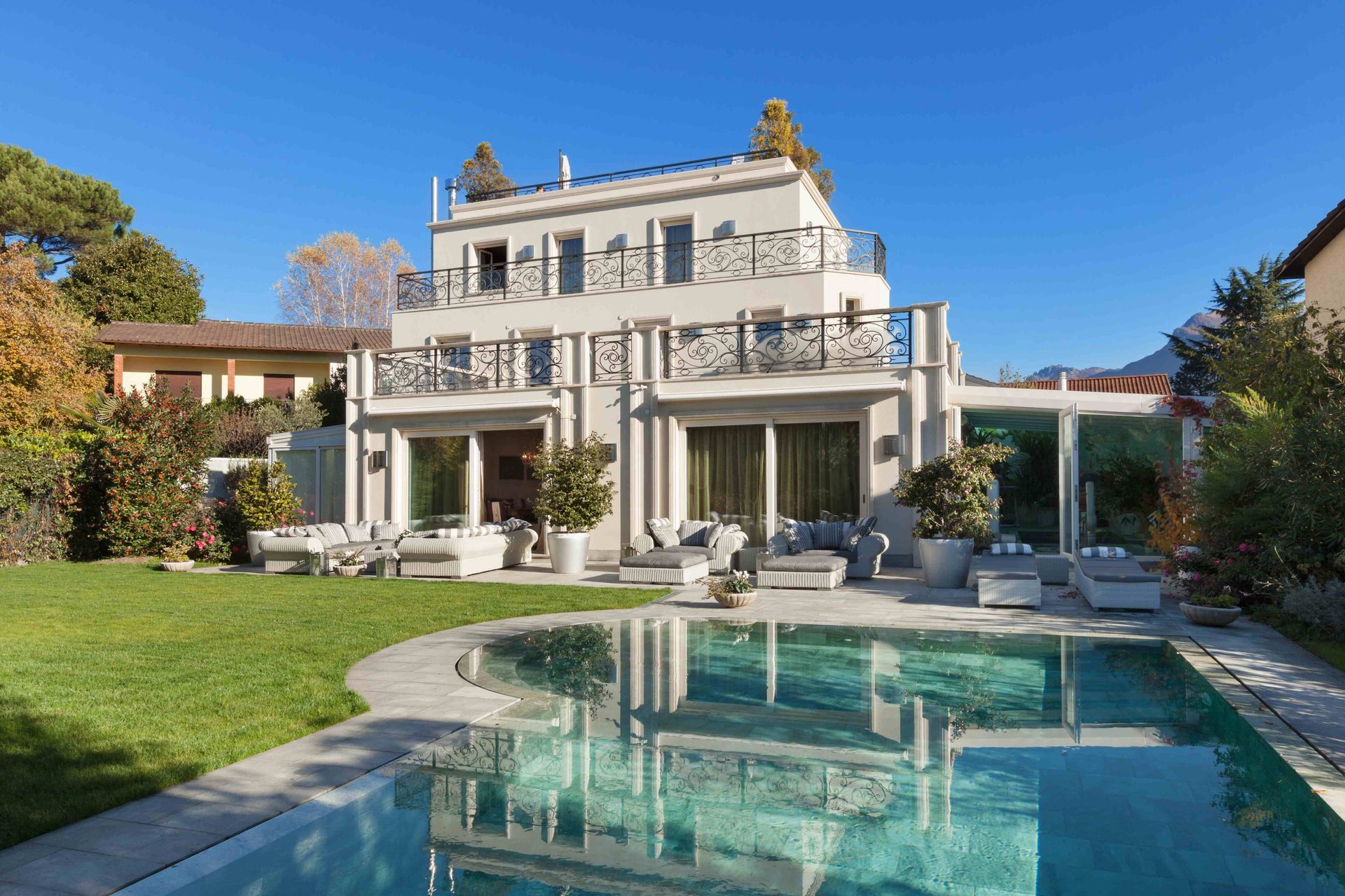 A luxurious pool in North Texas built by the best Frisco pool builder