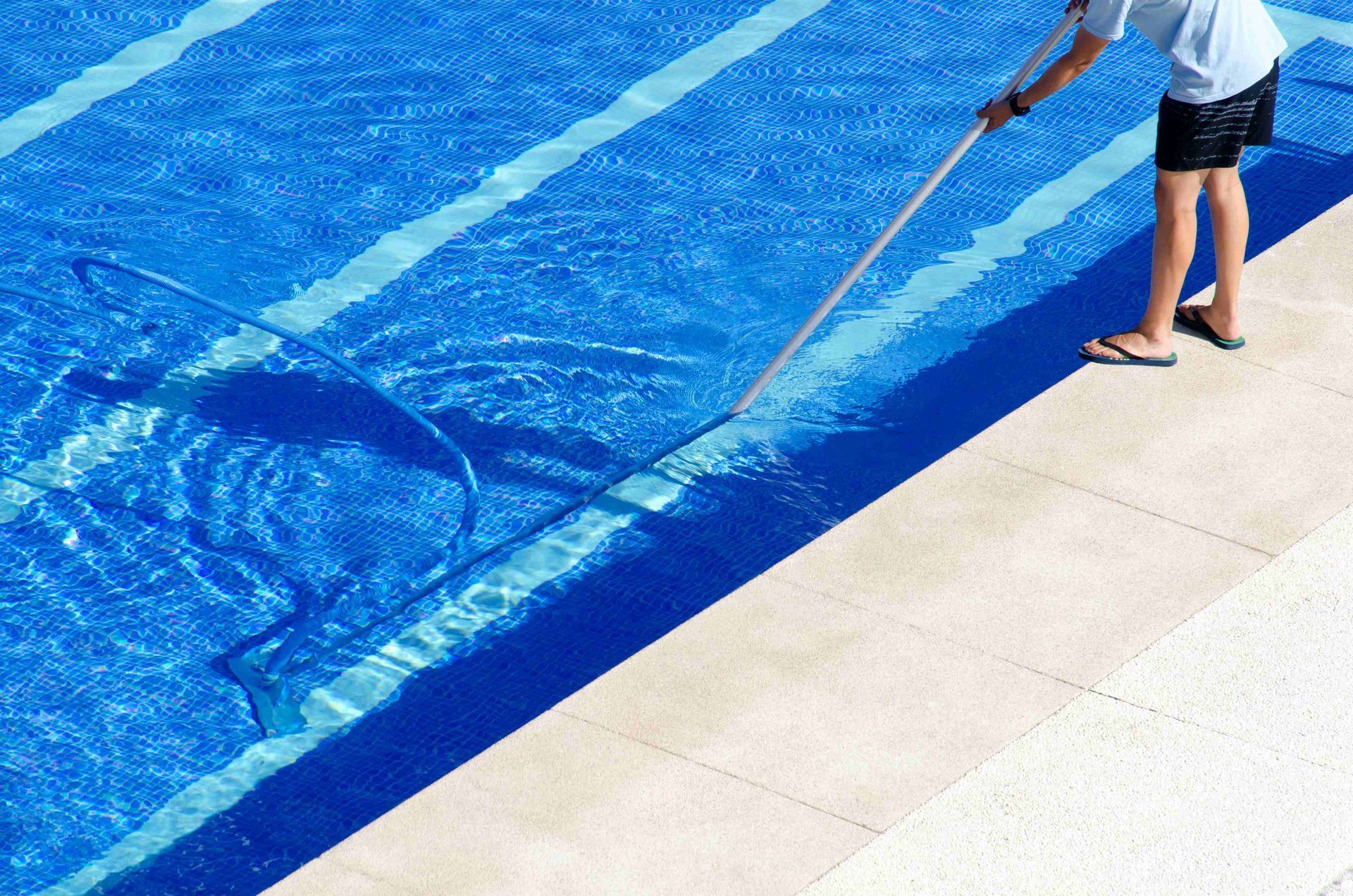 A man servicing a Plano pool