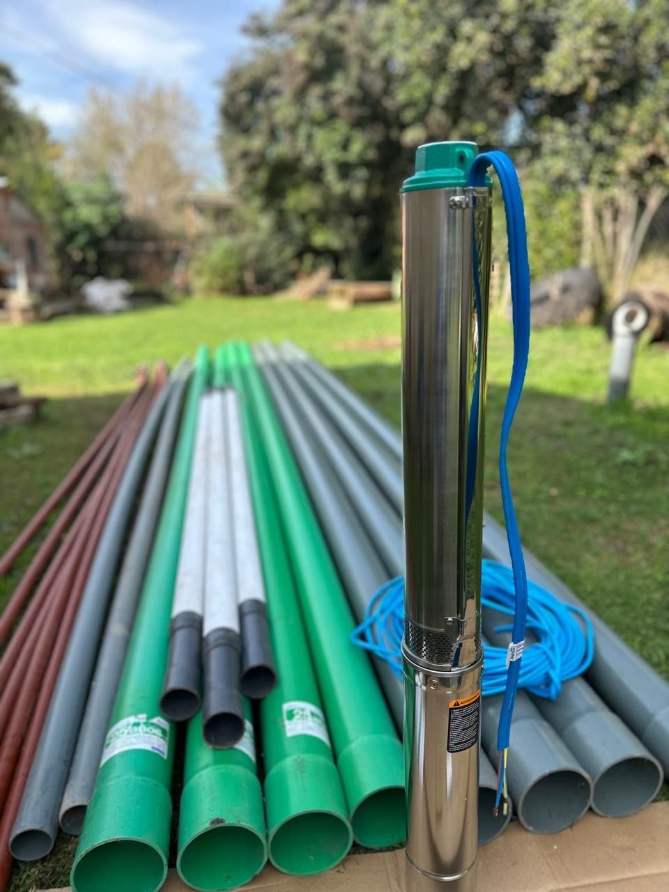 Bomba de pozo sumergible en acero inoxidable y tuberías de PVC, para exterior.