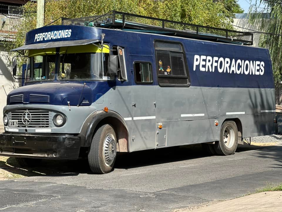 Autobús azul y gris, con la palabra