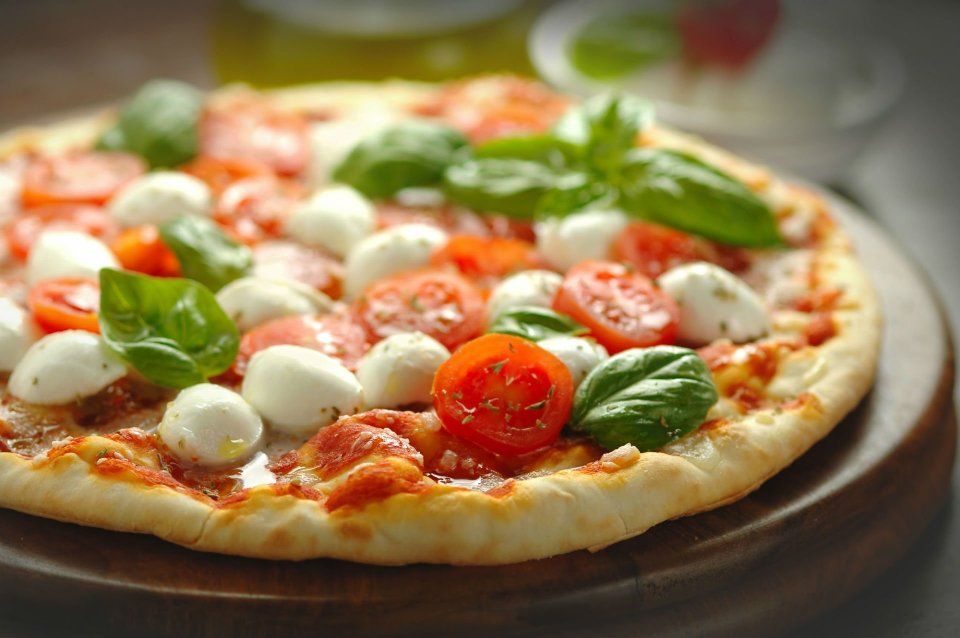 Pizza al pomodoro fresco