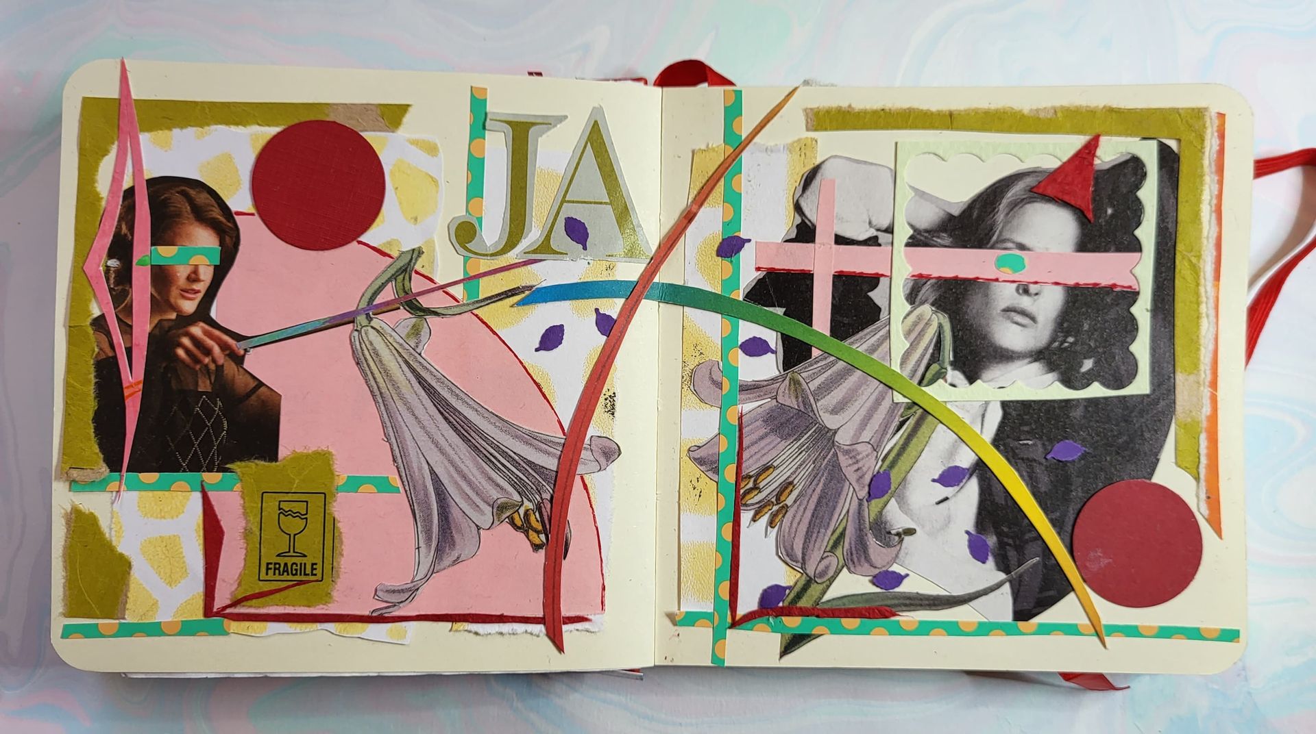 Collage in een open notitieboek: Twee gezichten, rode cirkels, gelaagd papier en diagonale lijnen.