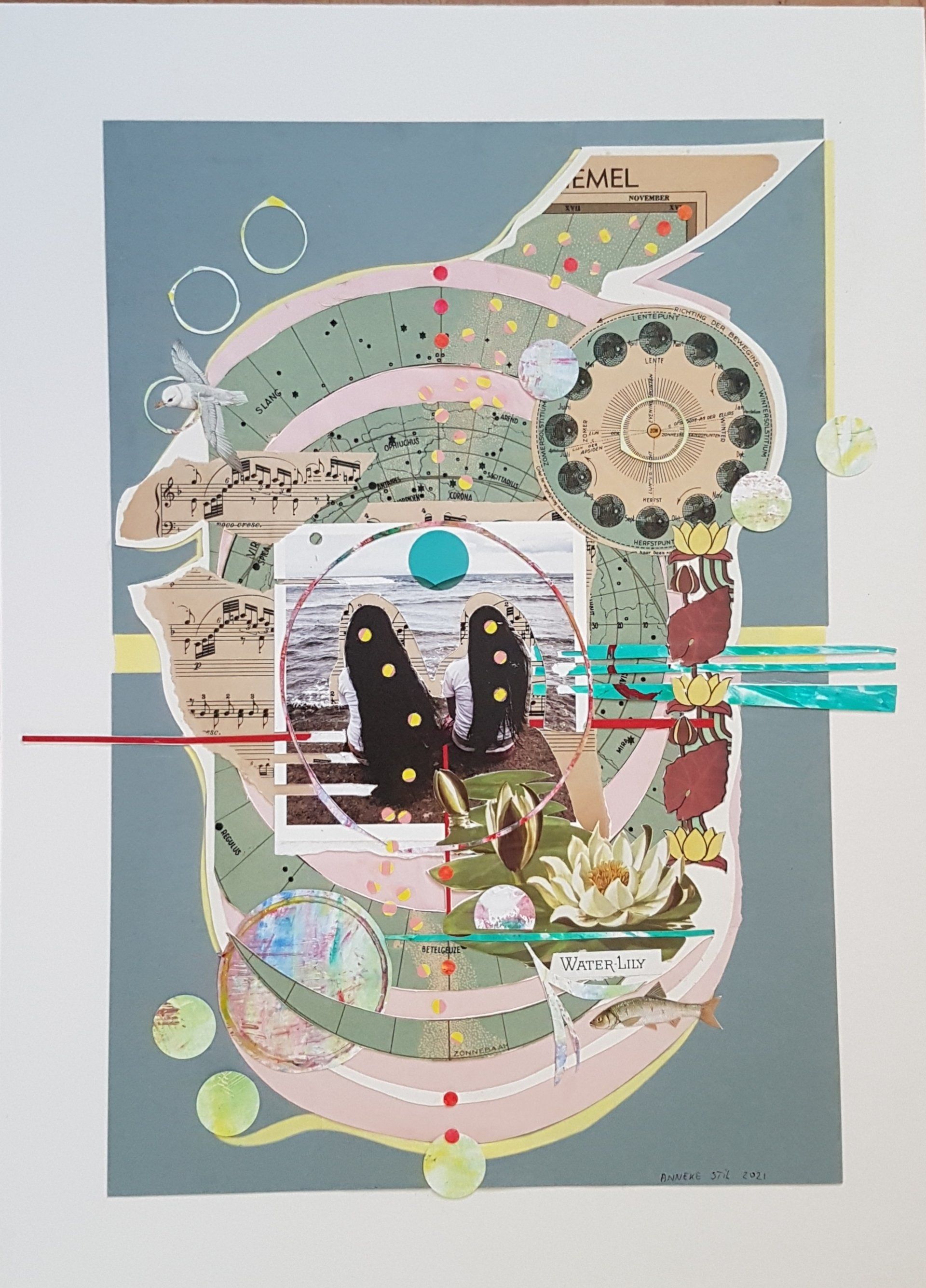 Abstracte collage met een foto van voeten, een waterlelie en andere gelaagde elementen in pastelkleuren.