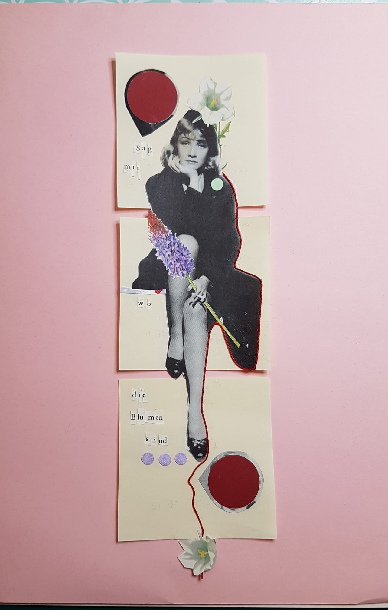 Vrouw in zwarte jas, met bloemen in haar hand, op gelaagd beige papier; rode cirkels en bloemaccenten.