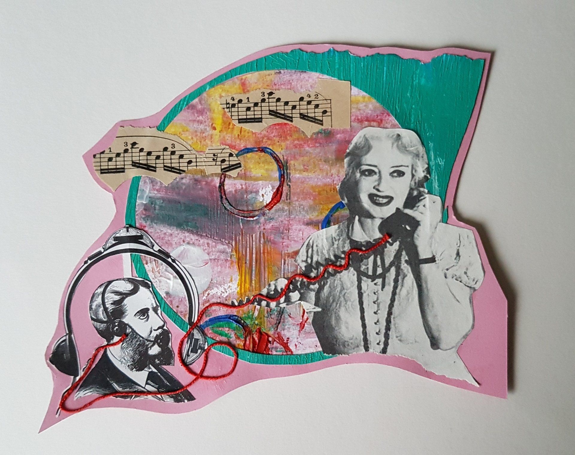 Kunstwerk in gemengde technieken met een vrouw aan de telefoon en muzieknoten; roze, groene en rode kleuren.