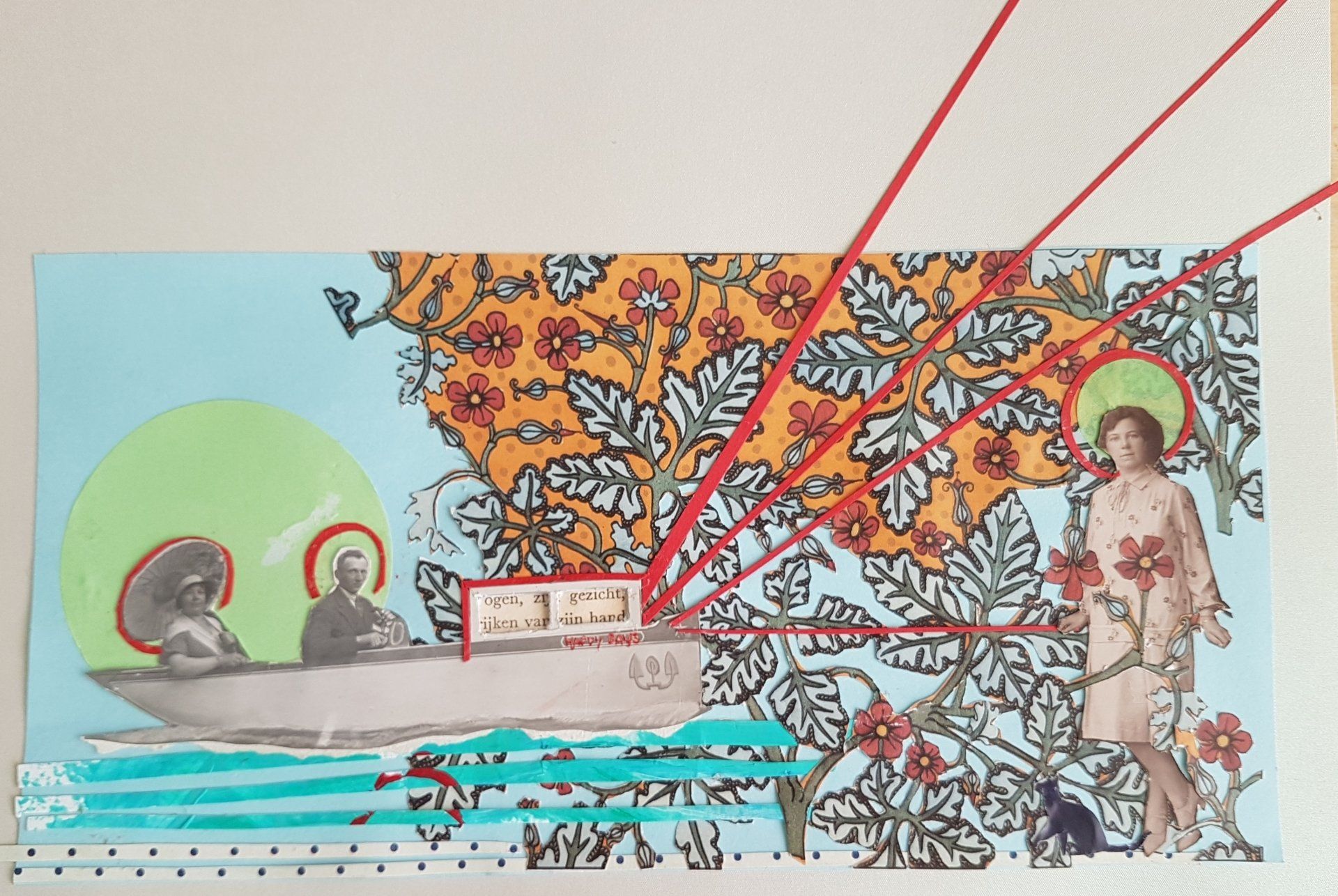 Collage: Boot met passagiers onder aureolen, bloemen en een vrouw in een bloemenjurk; rode lijnen stralen uit.