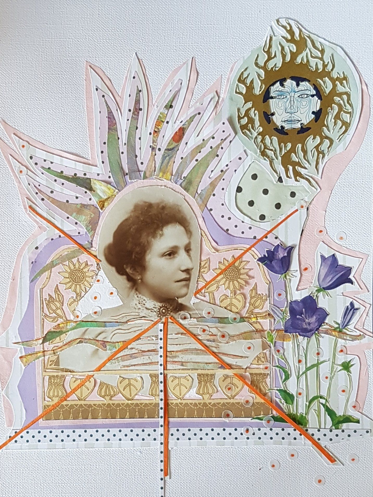 Collage van een vrouwenportret, de zon, bloemen en patronen in pastelkleuren op een gestructureerde witte achtergrond.