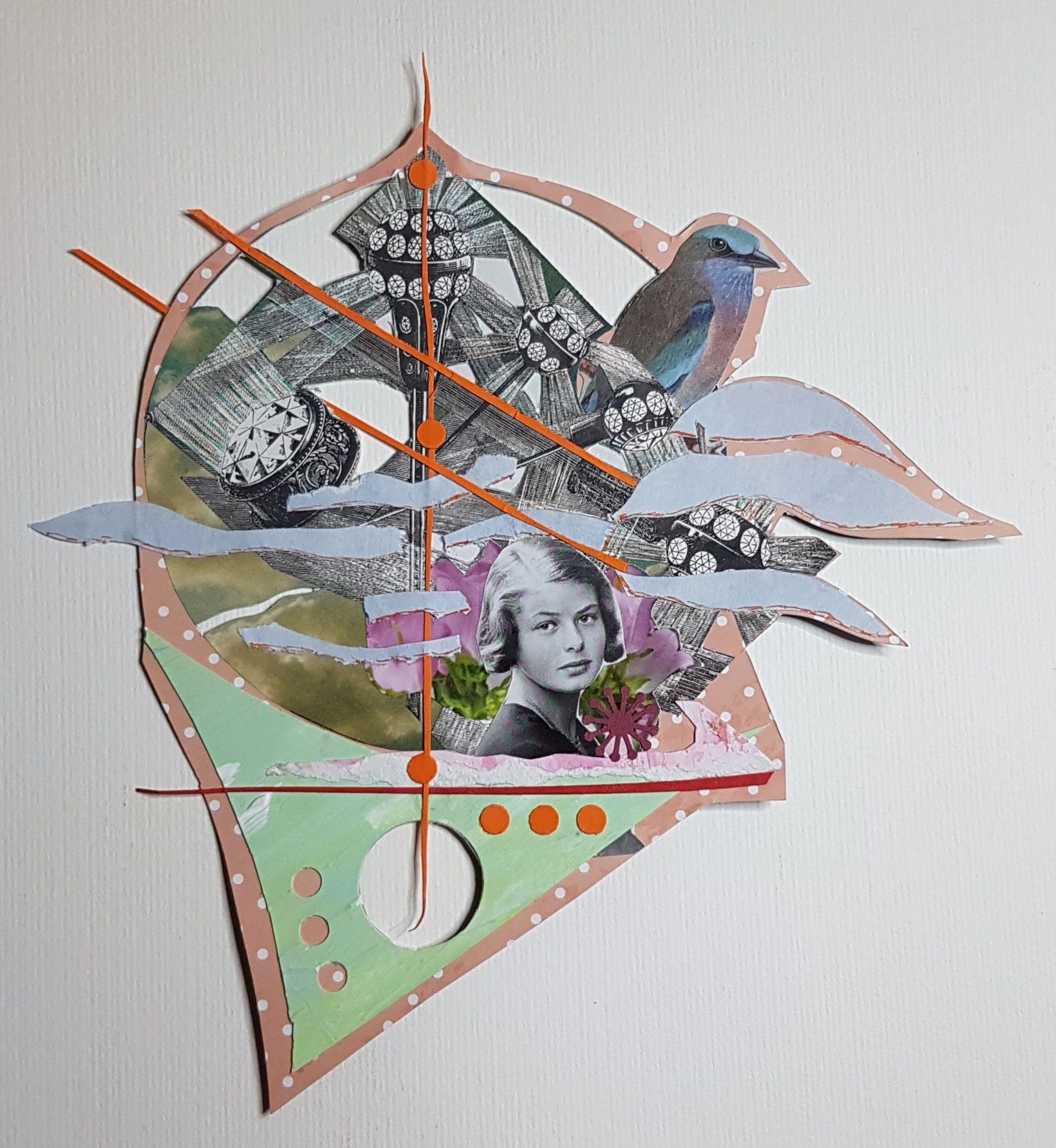 Collage met een vrouwenportret, een vogel, een boom en geometrische vormen in gedempte kleuren met oranje accenten.