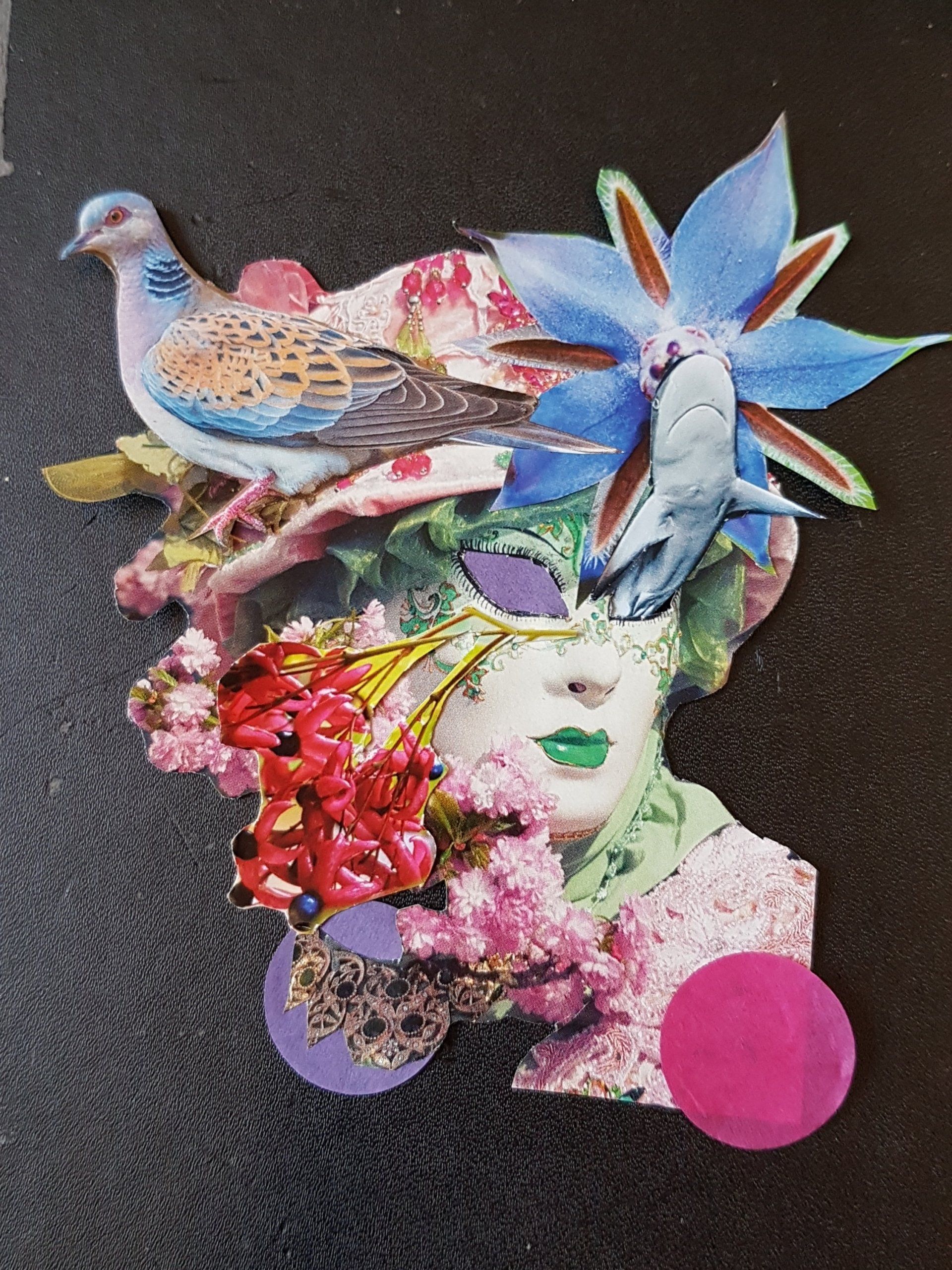 Collage van een gezicht met bloemen- en vogelelementen; een blauwe bloem en een haai bevinden zich bovenop het hoofd.