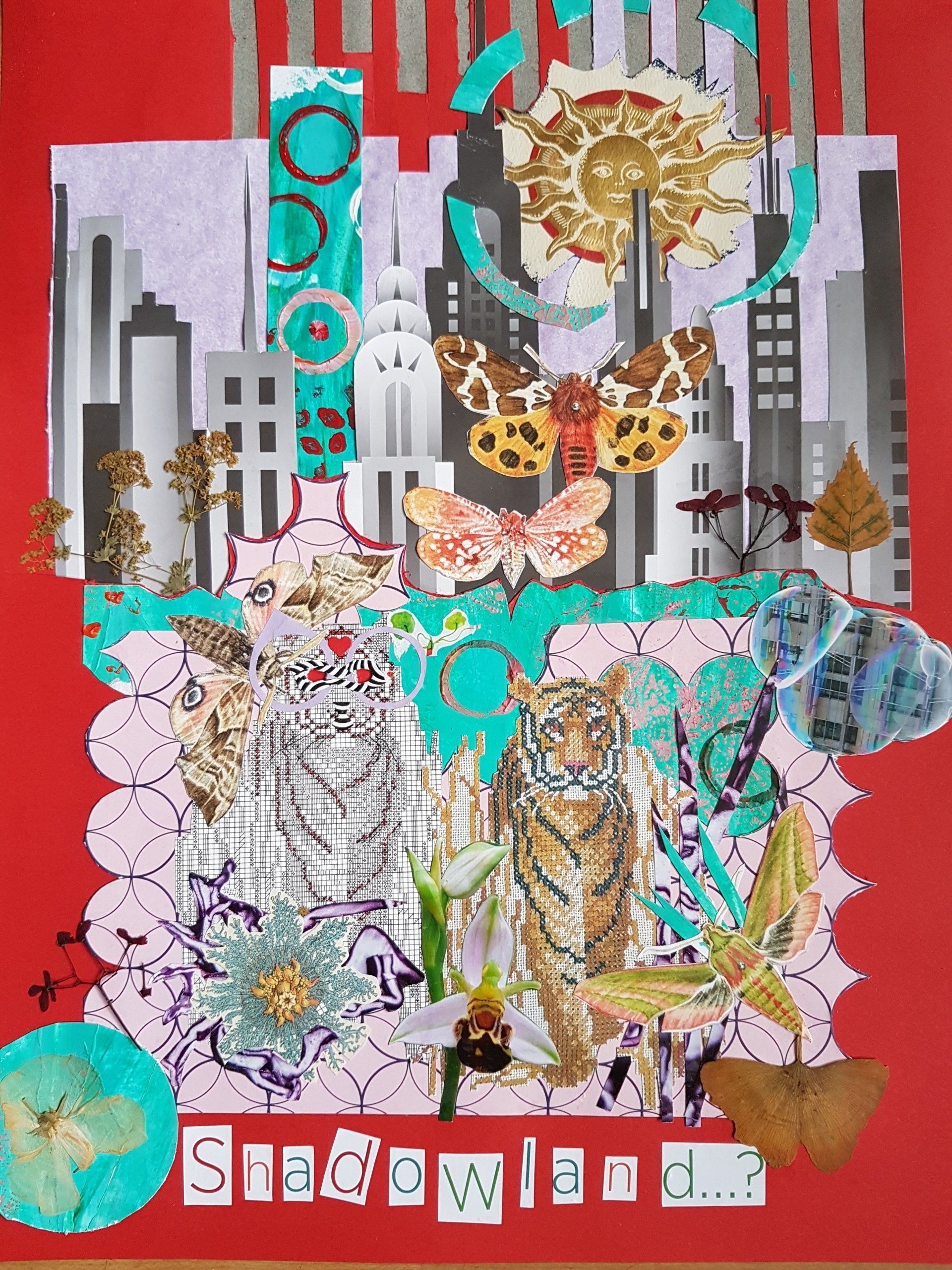 Collage: Stadsgezicht, tijgers, vlinders, bloemen en een gouden waaier op een rode achtergrond met de tekst