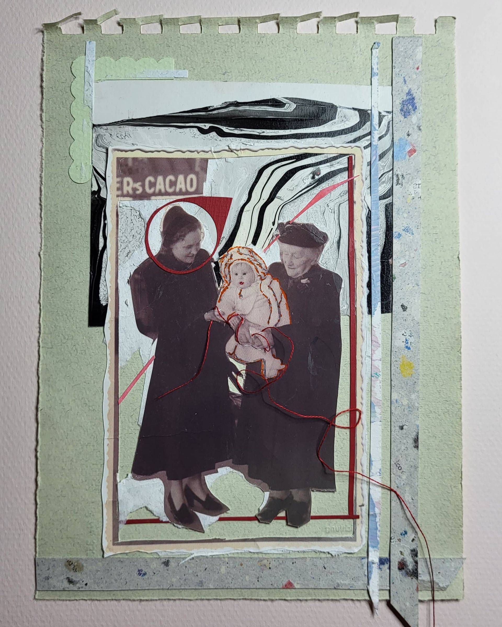 Collage: Twee vrouwen in donkere jassen houden een baby vast, met daaroverheen rode lijnen. Lichtgroene, grijze en zwarte lagen omringen hen.