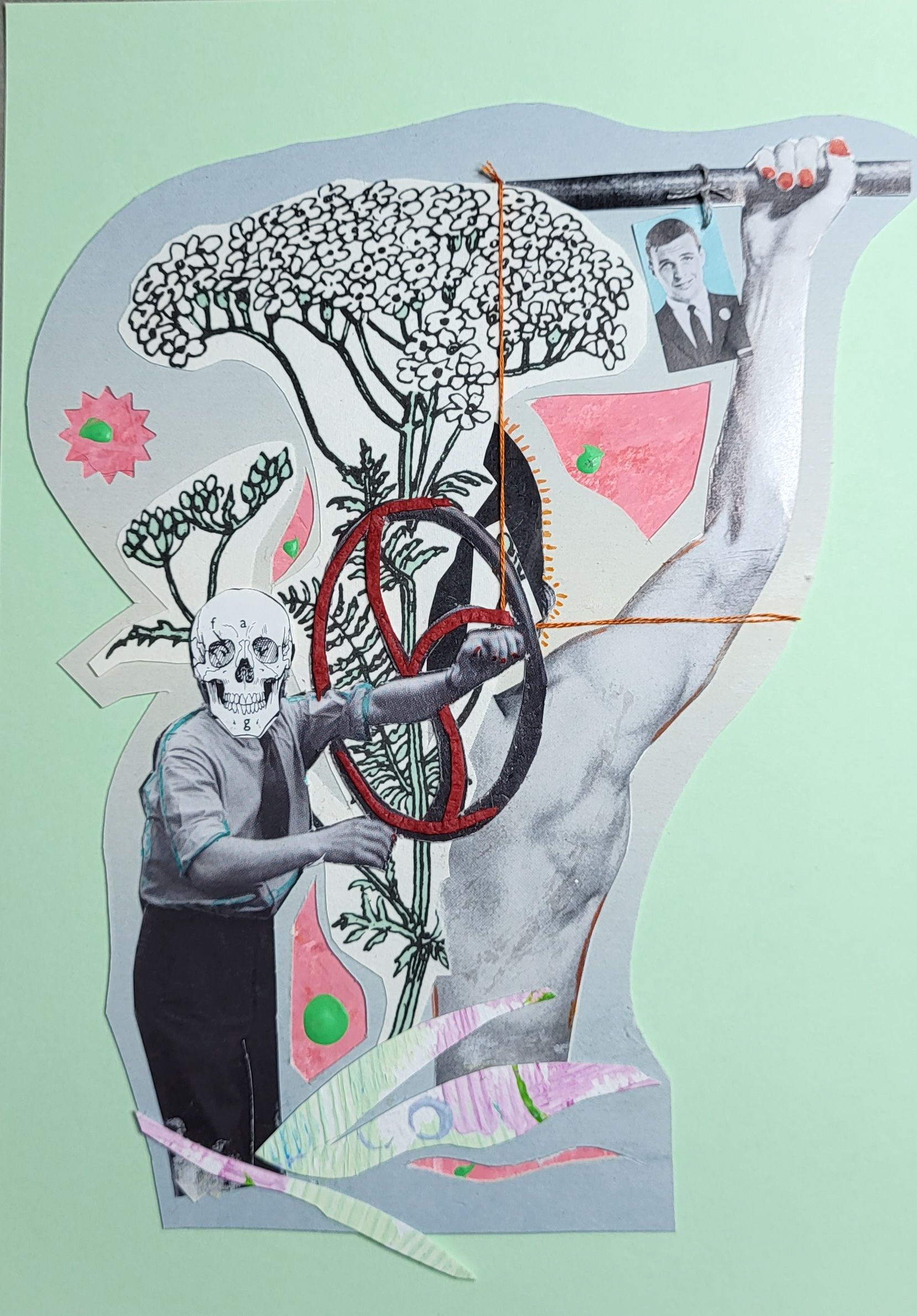 Collage: Figuur die een balk vasthoudt, stuurwiel, boom, schedelachtig gezicht, roze driehoek, groene accenten.