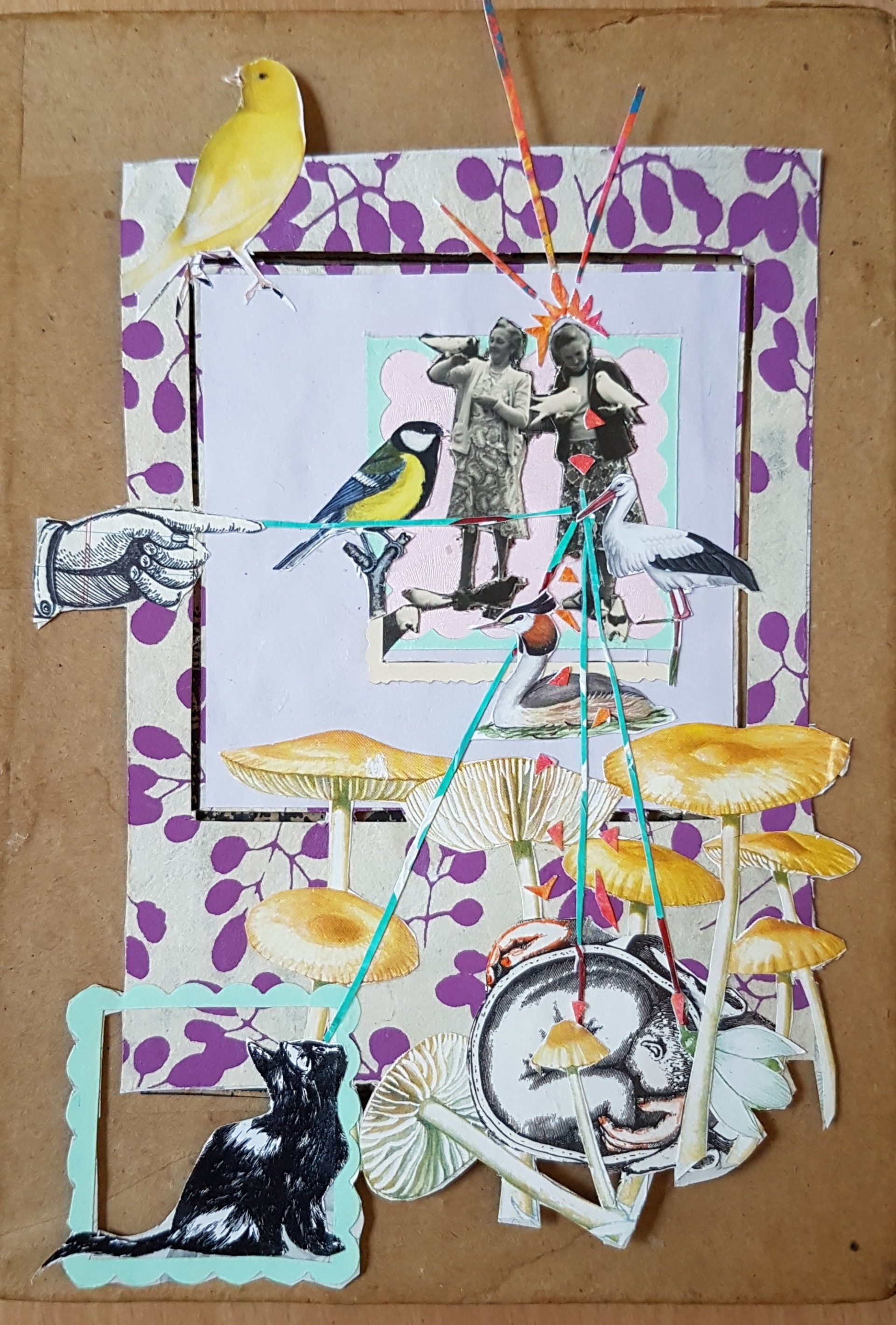 Collage van gemengde technieken met vogels, paddenstoelen, mensen en een kat op een beige achtergrond, met lichtpaarse en blauwe accenten.