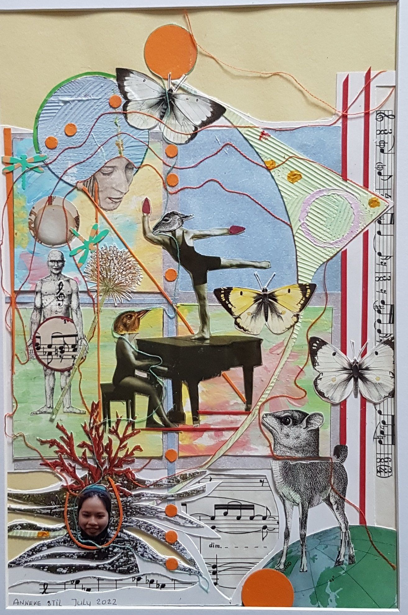 Collage met een ballerina, pianist, vlinders, oranje cirkels en een portret op een gestructureerde achtergrond.