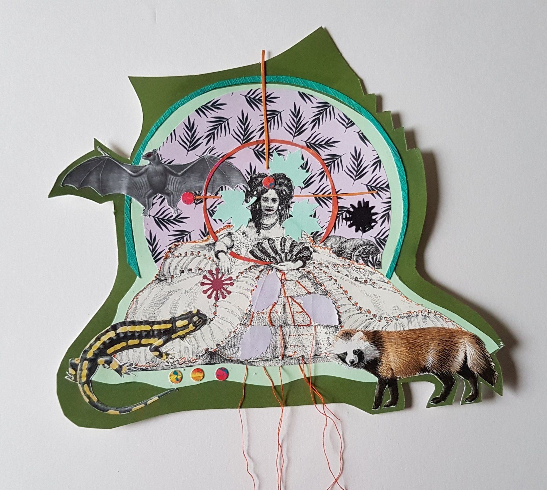 Collage van een vrouw in een witte jurk, een vleermuis, een vos, een hagedis en een schietschijf, met groene en roze accenten.