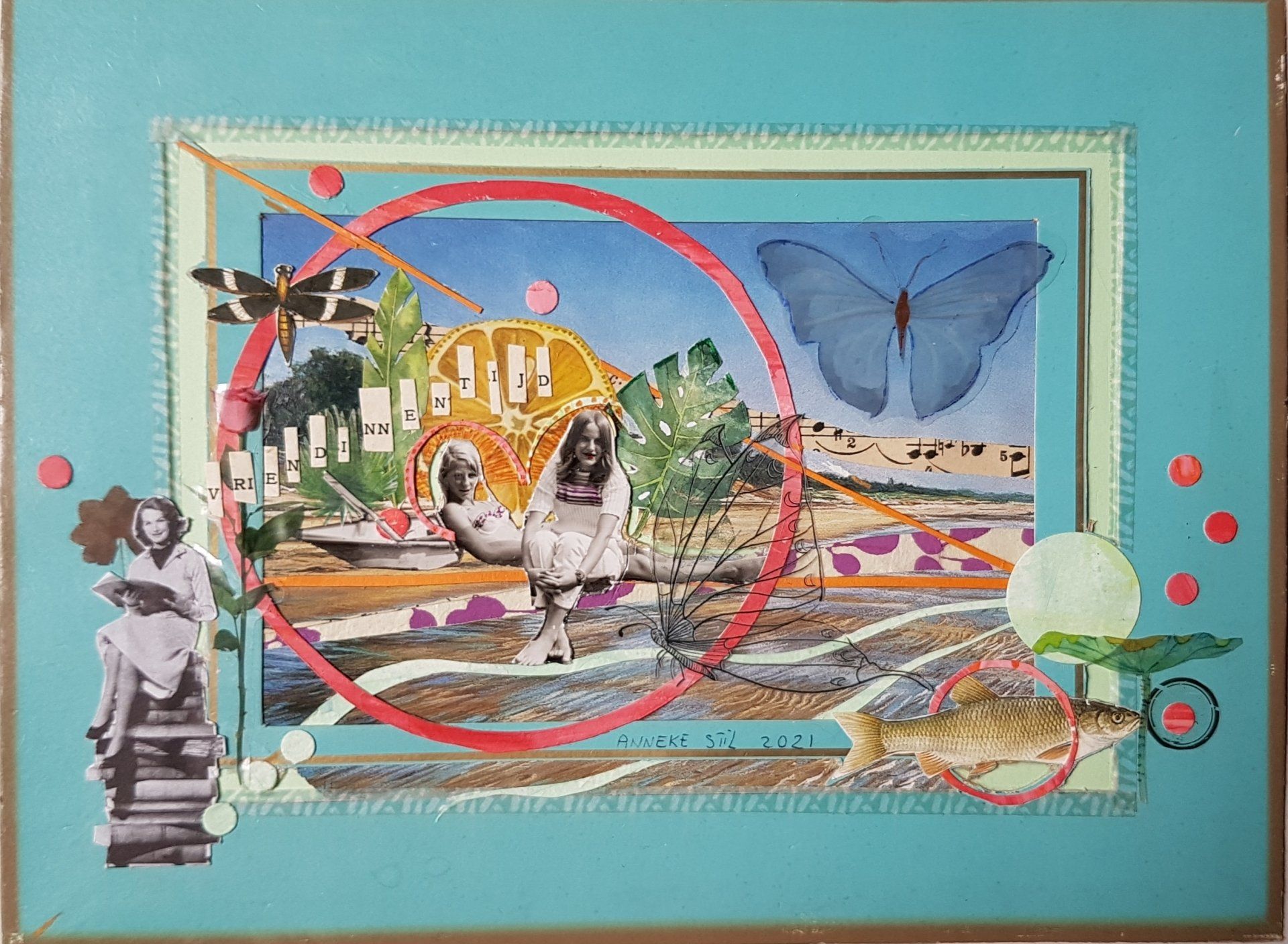 Collage: Strandscène met een camper, figuren, vlinders en geometrische vormen in een blauwe lijst.