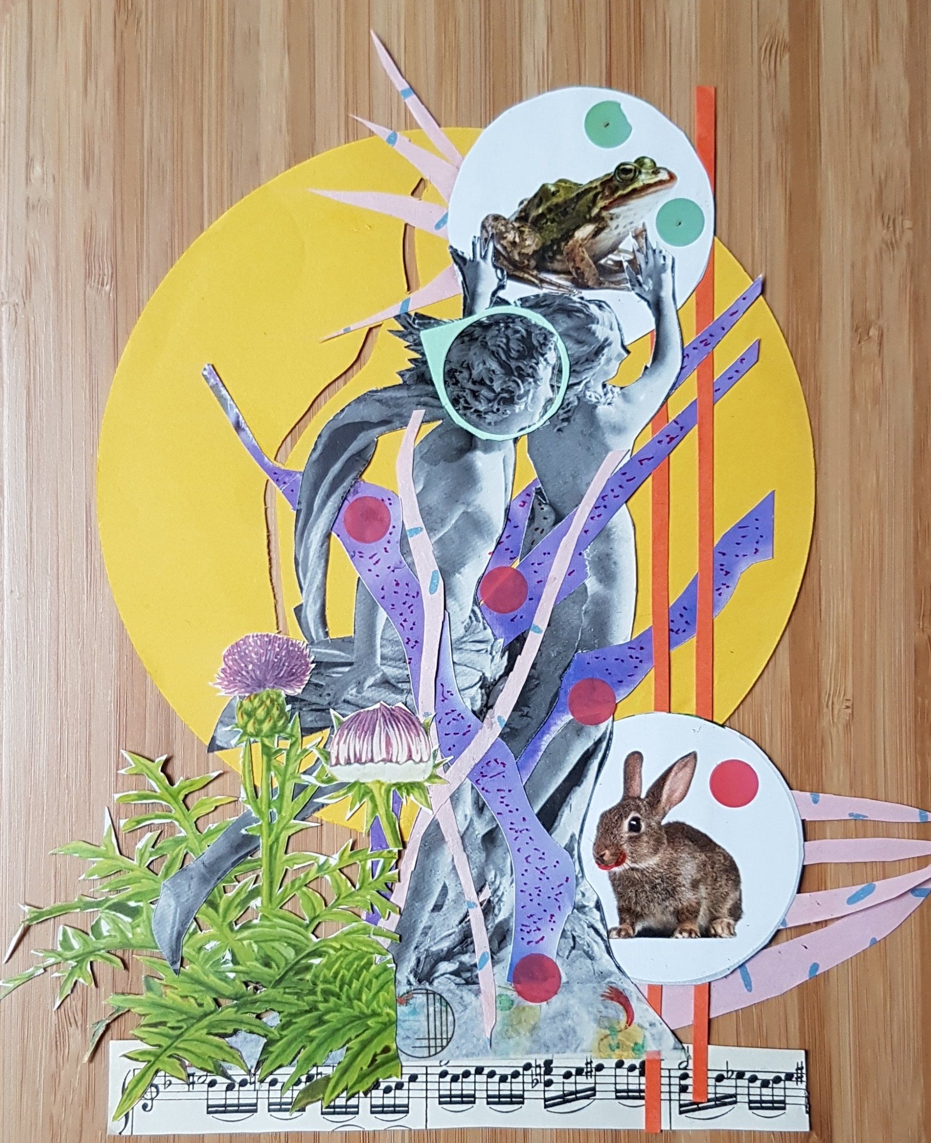 Collage van een standbeeld, kikker, konijn, bloemen en geometrische vormen voor een gele zon op een houten achtergrond.