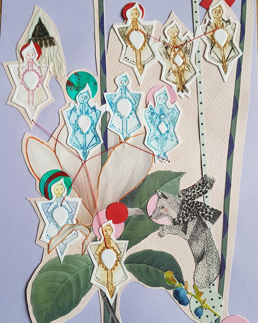 Collage van stervormige figuren met gezichten, bladeren en bedrukt papier op een lavendelkleurige achtergrond.