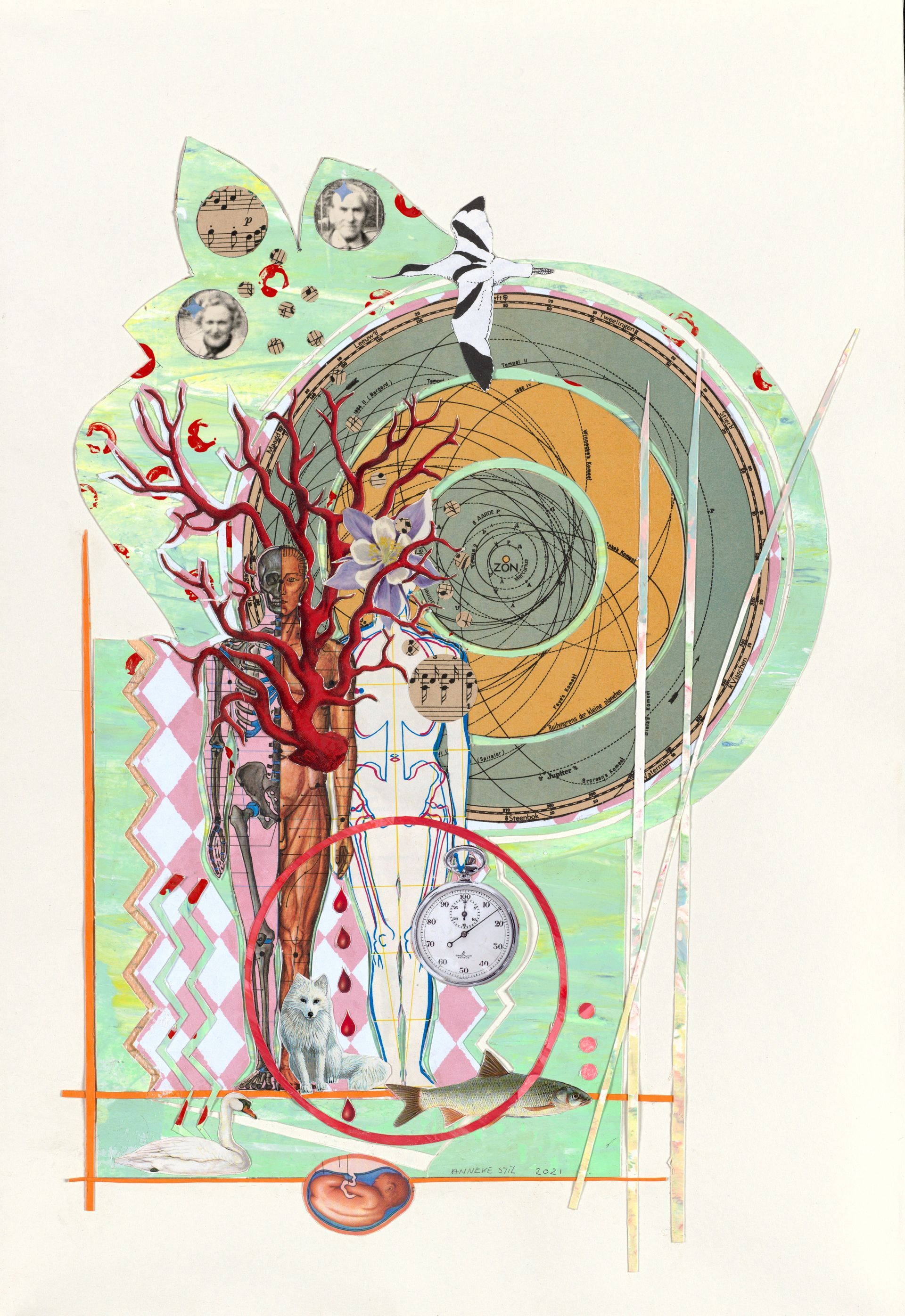 Collagekunst met een rode boom, klok, figuren en cirkels op een lichtgroene achtergrond.