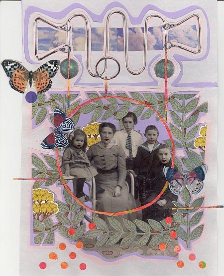 Collage: Familieportret omlijst door bladeren en een oranje cirkel. Vlinders en wolken sieren het kunstwerk.