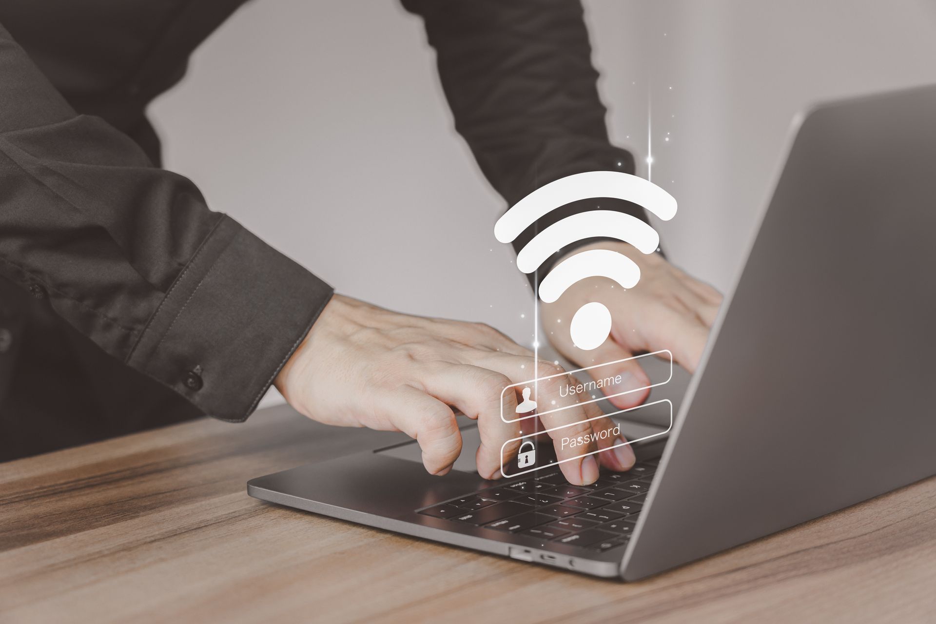 Een persoon typt op een laptopcomputer met een wifi-symbool op het scherm.