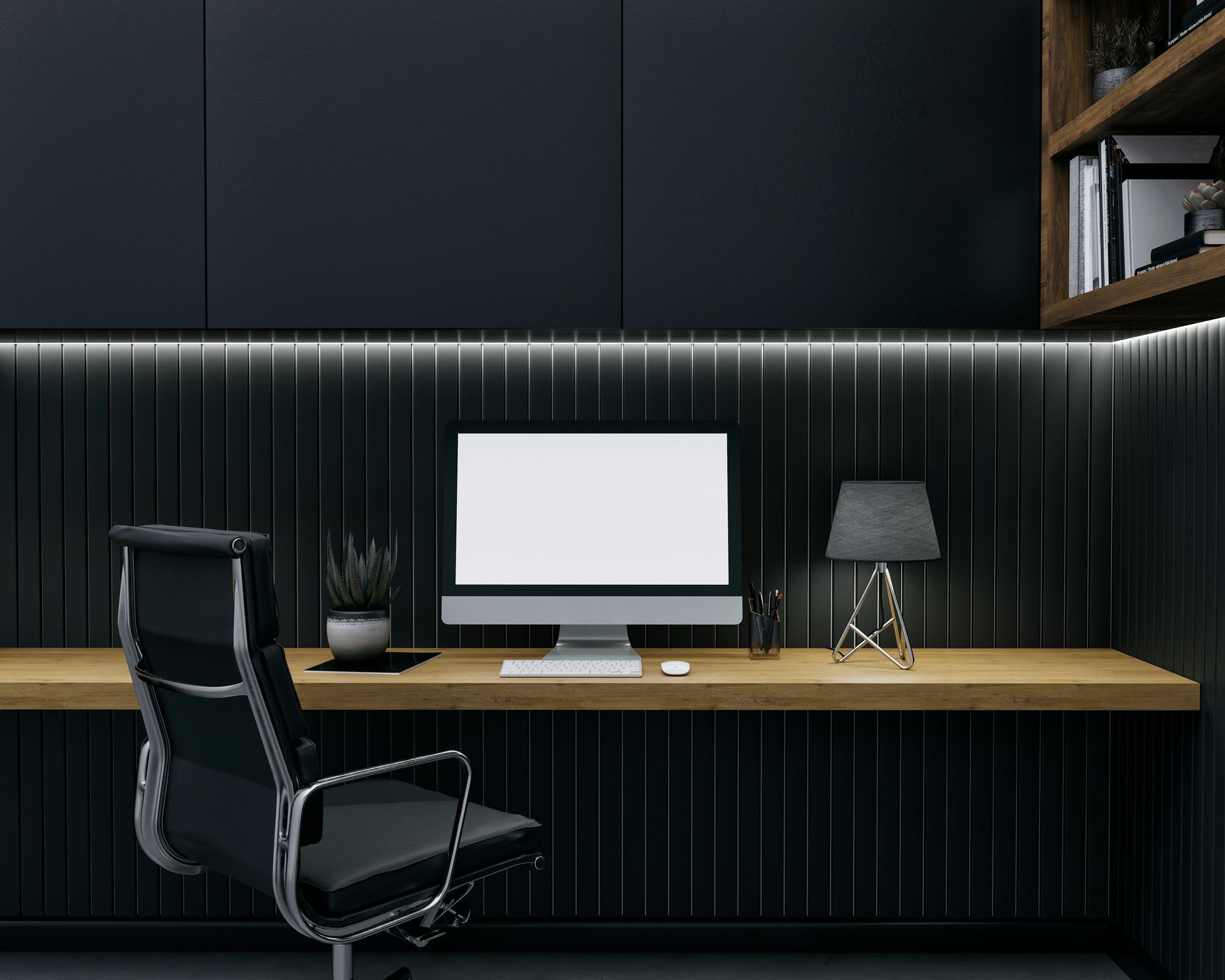 Een thuiskantoor met een computer op een houten bureau.