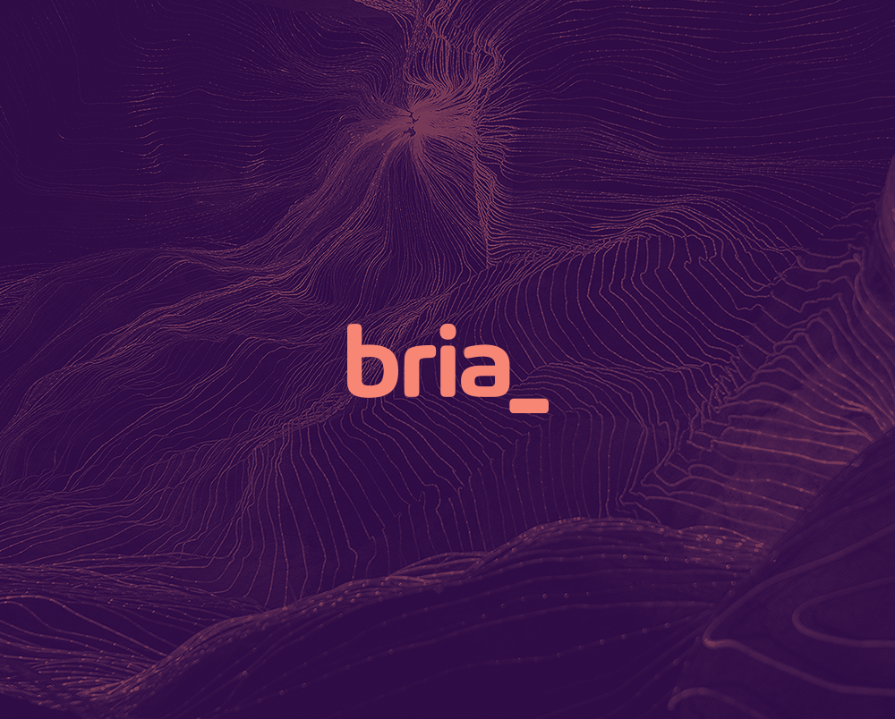 Logotipo bria_ está em um fundo roxo com ondas ao fundo.