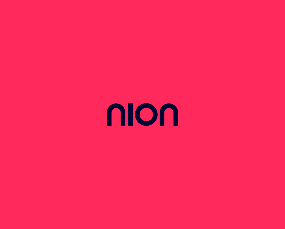 Logo nion em roxo sobre fundo pink vibrante