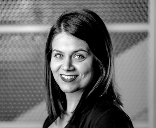 Retrato profissional de Victória Monteiro, com sorriso confiante e blazer escuro. Fundadora da equipe REMIND.