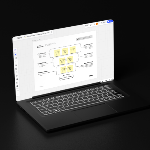 Um laptop com a versão digital do mapa na tela está sobre uma mesa.