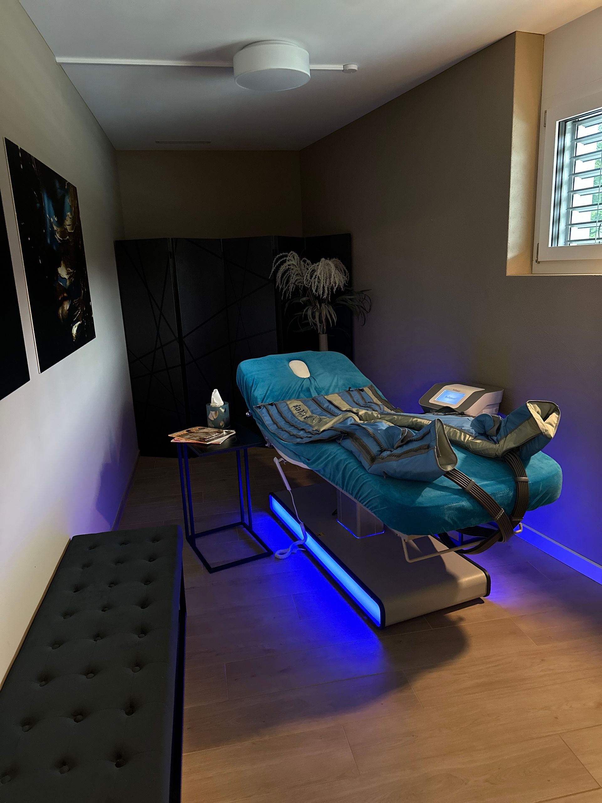 Ein Zimmer mit einem Bett und einem Tisch darin