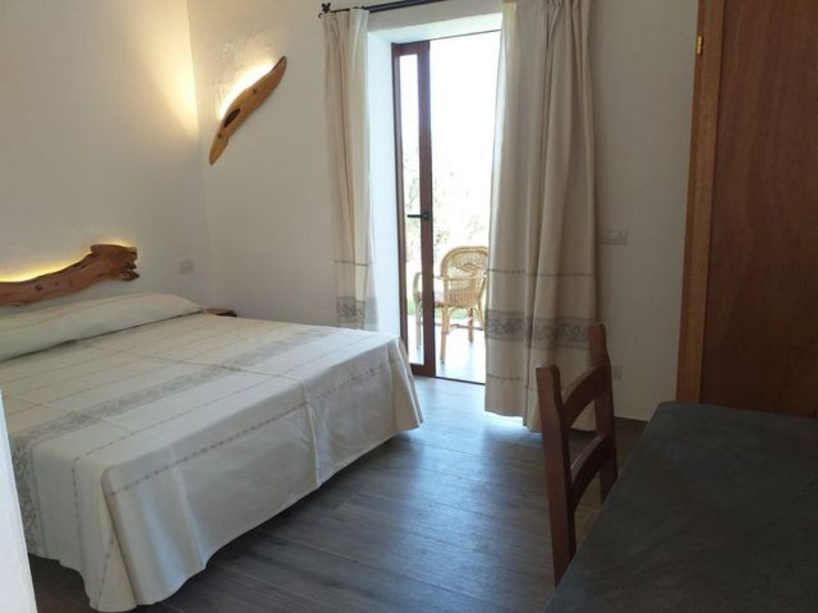 camere con vista sul giardino e sul mare