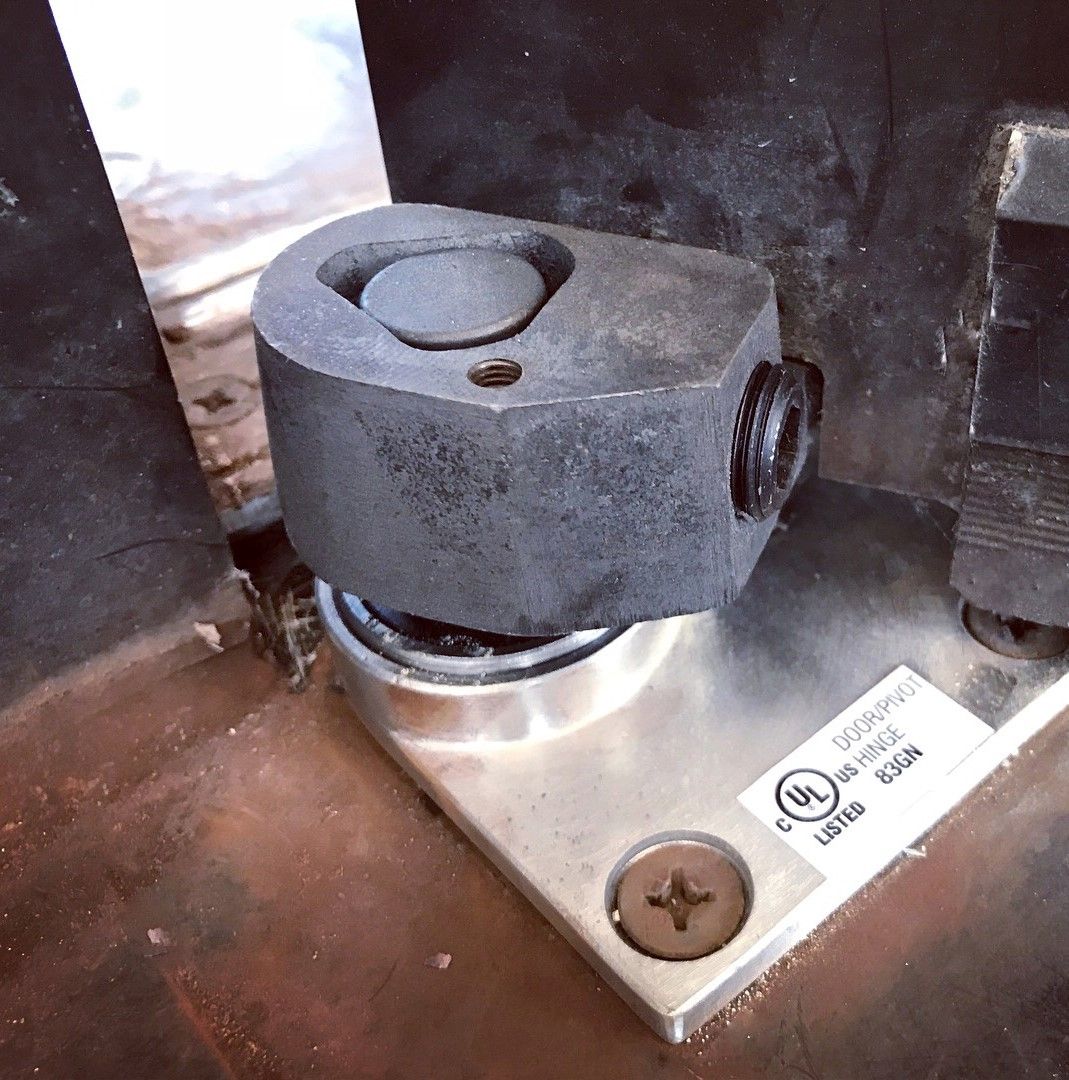 A piece of metal with a screw on it that says ul