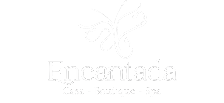 Logotipo blanco con la palabra “Encantada”, una mariposa arriba y un pequeño subtítulo abajo.