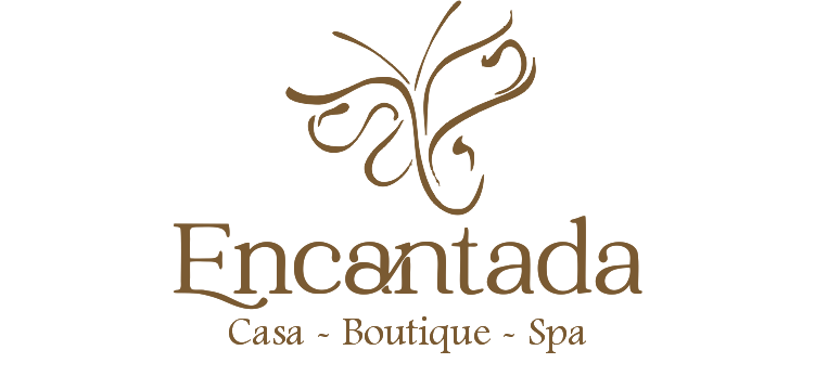 Logotipo de Encantada con un dibujo floral lineal en tonos marrones y las palabras “Casa • Boutique • Spa”.
