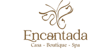 Logotipo de Encantada con un dibujo floral lineal en tonos marrones y las palabras “Casa • Boutique • Spa”.