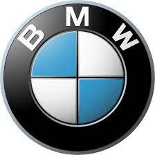 Logo BMW con anello nero e centro diviso in quattro parti blu e bianche su sfondo chiaro.