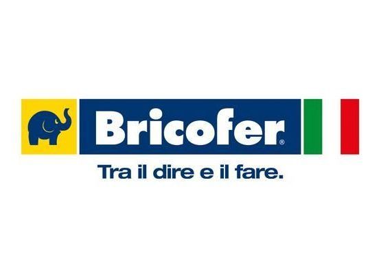 Bricofer logo with blue elephant icon, blue wordmark, and Italian tricolor bars; tagline “Tra il dire e il fare.”