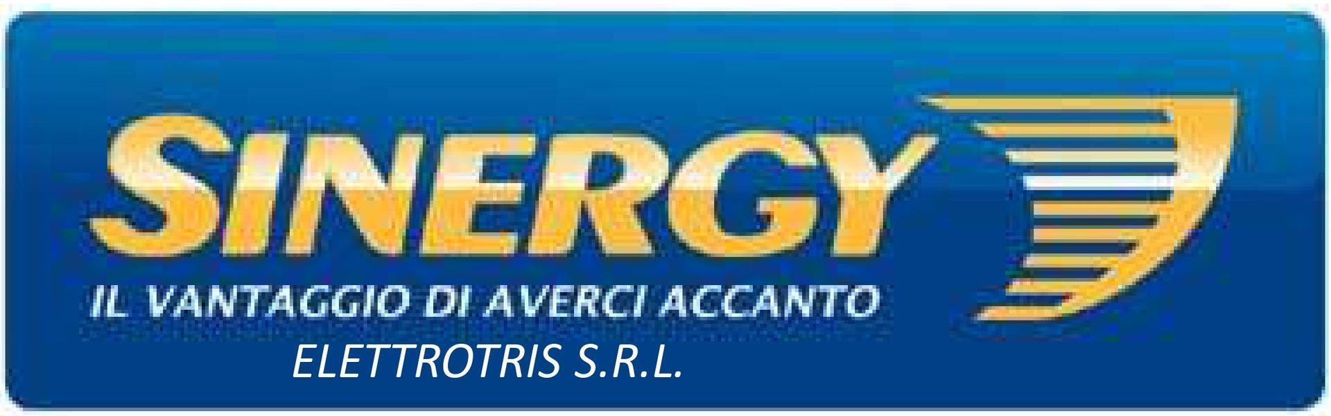Sinergy logo on blue background with yellow text and tagline “Il vantaggio di averli accanto”