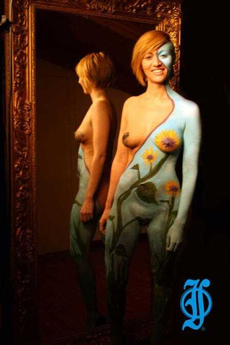 fiori dipinti sul corpo
