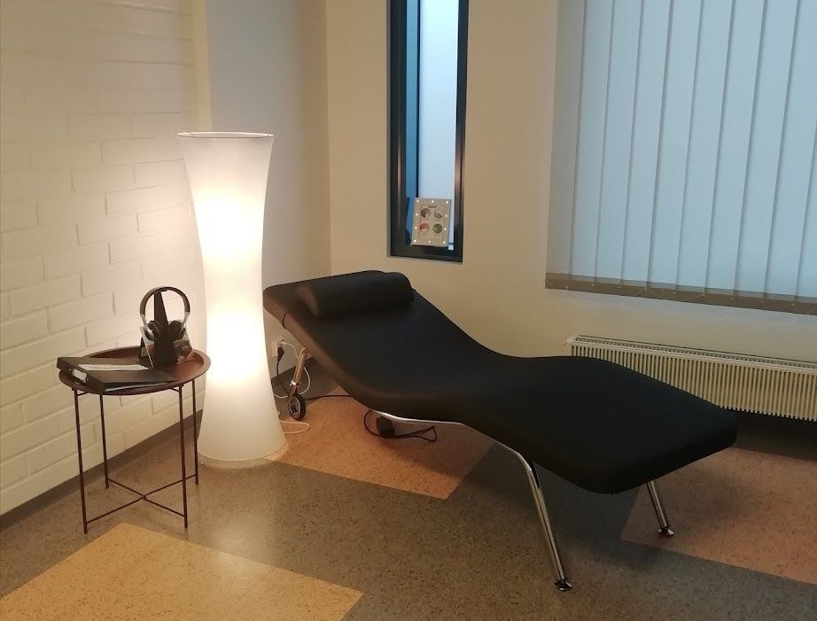Huone, jossa on leposohva ja lamppu