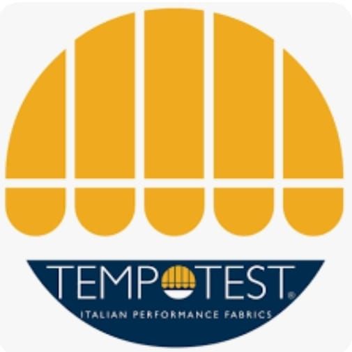 Logo per Tempotest Italian Performance Fabrics: tenda da sole gialla su striscione blu con testo.