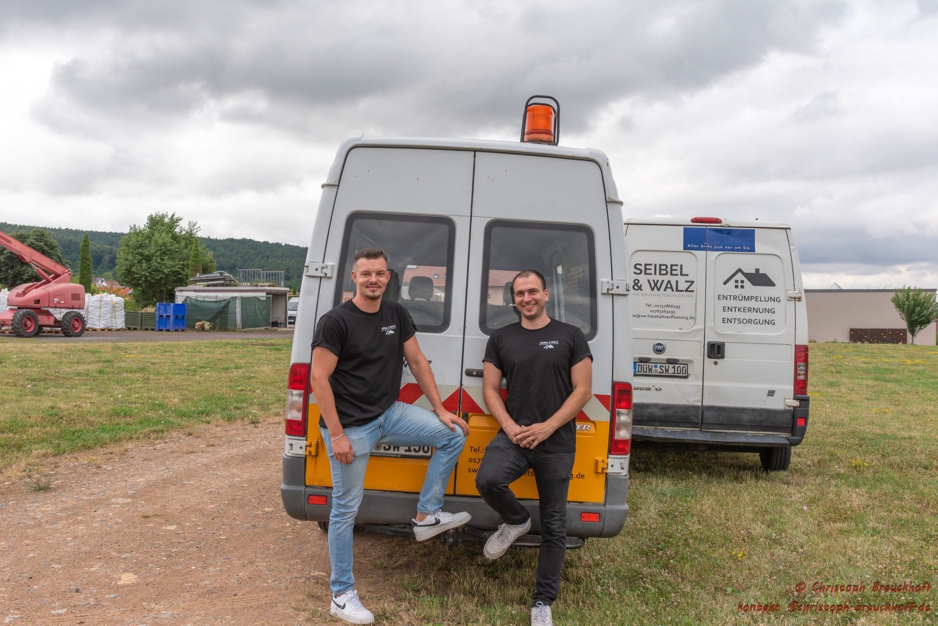 Seibel und Walz Team vor Firmenfahrzeugen in Mainz
