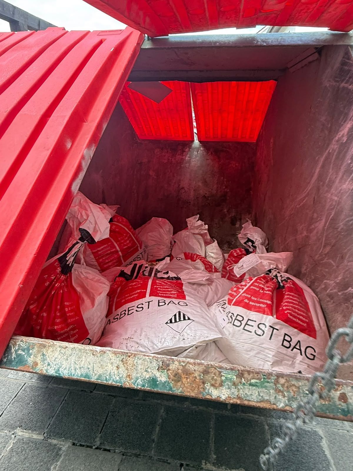 Asbest Bags im Container zur fachgerechten Entsorgung