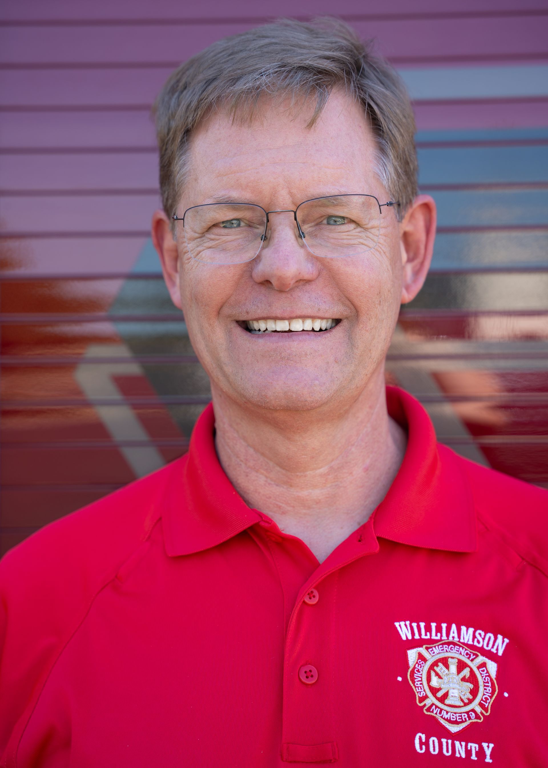 A man wearing a red shirt that says Williamson county